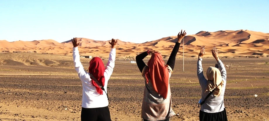 Viajeros musulmanes explorando Marruecos en un tour privado
